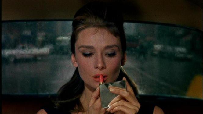 Audrey Hepburn che ritocca il rossetto in taxi <3